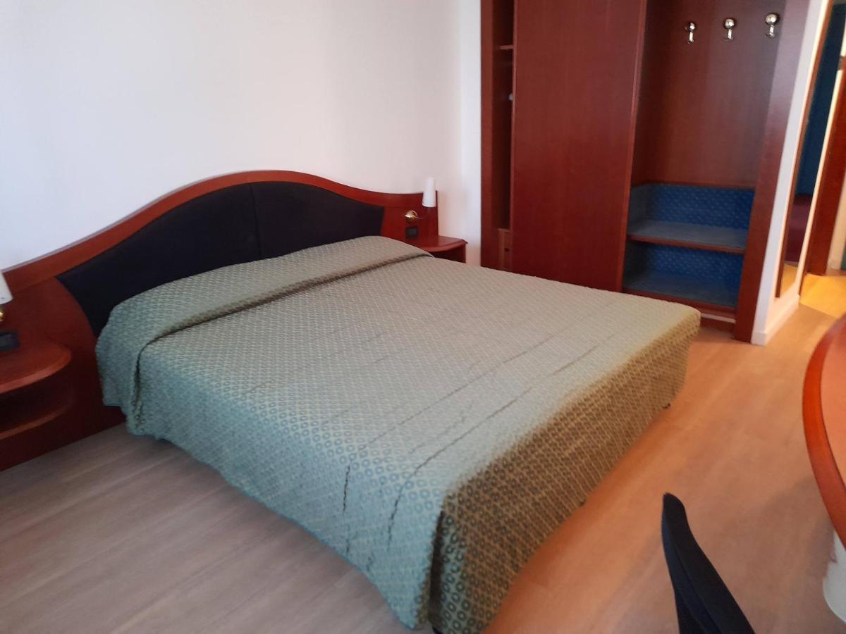 Hotel Donizetti Лаллио Экстерьер фото